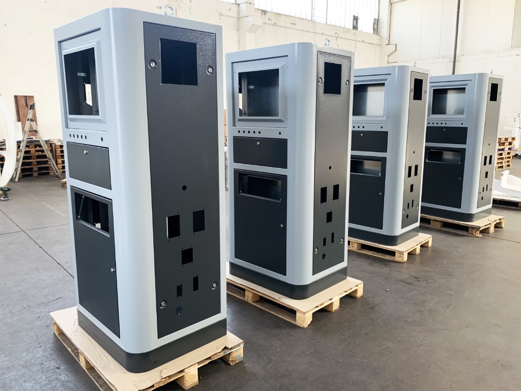 Assemblaggio e montaggio totem e quadri industriali finiti C.M.D.