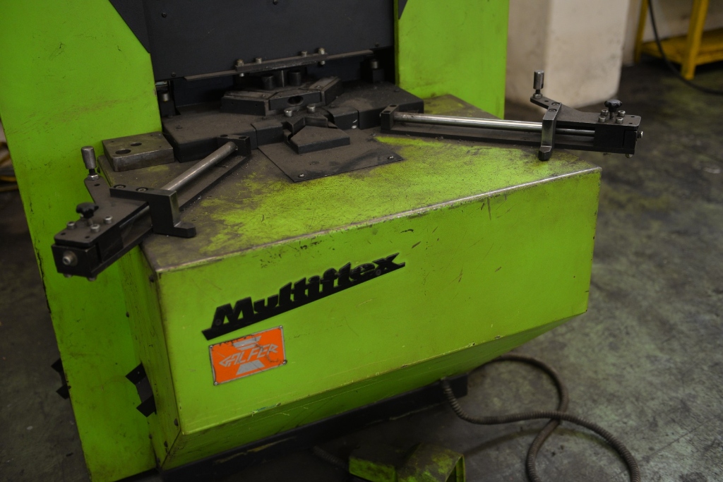 Dettaglio piano di lavoro e battute di coniatura CornerFormer Multiflex