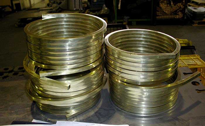 Profilati e tubi quadri curvati a spirale e anelli