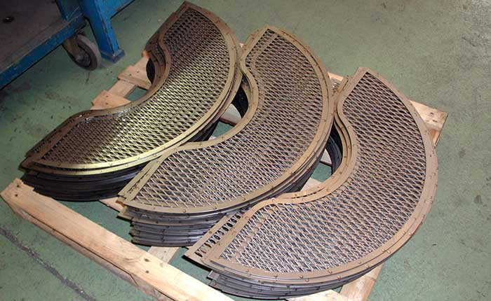 Pezzi metallici sagomati e assemblati a puntatura C.M.D.